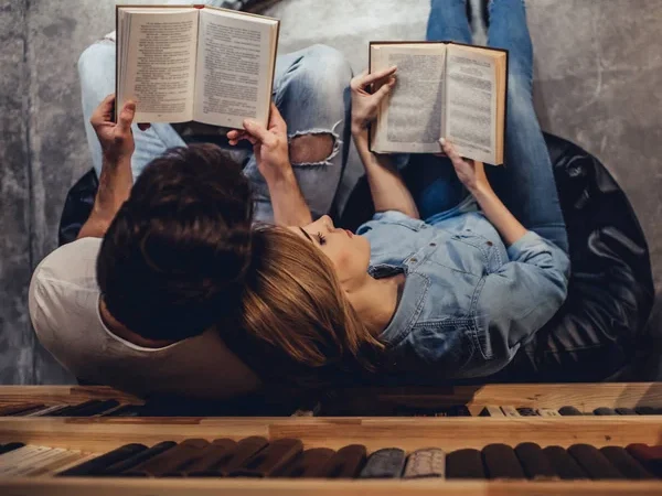 O Abraço Perdido do Papel